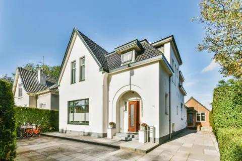 Einfamilienhaus mit frisch gestrichener weißer Fassade