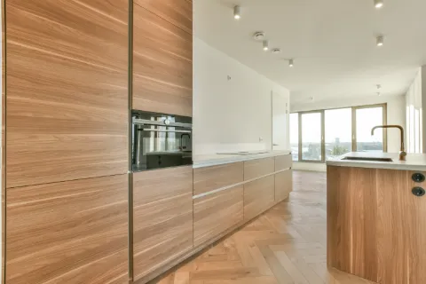 Neue Küche mit Holzfronten und Kochinsel
