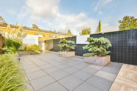 Terrasse mit neu verlegten großen Platten